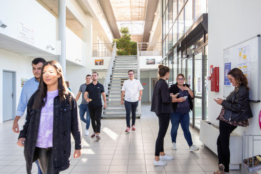 étudiants Isema dans le hall