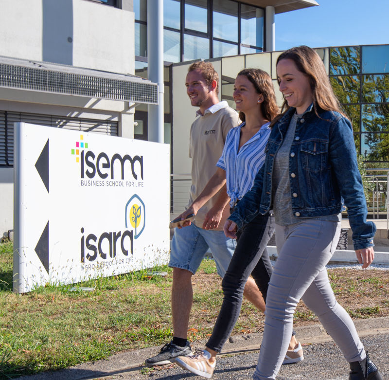 étudiants arrivant à l'Isema